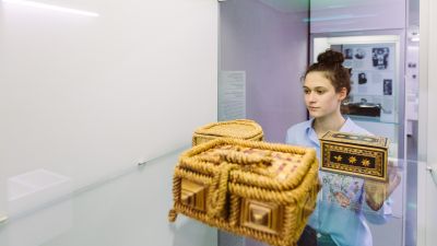 Tauschhandel: Zierkörbe gegen Lebensmittel und Kleidungsstücke